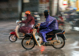 Hôm nay miền Bắc ngày nắng nóng, chiều tối mưa dông