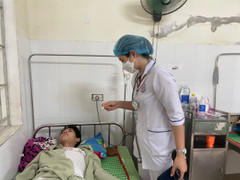 6 người nhập viện sau khi ăn bánh mì ở chợ