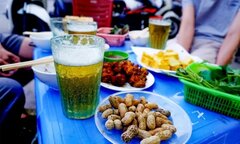 Có nên uống bia sau tập luyện?