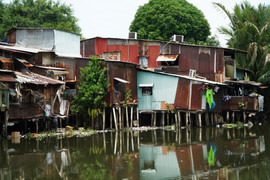 Cận cảnh nghìn ngôi nhà chênh vênh ven rạch ô nhiễm bậc nhất TP.HCM