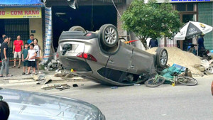 Ô tô nằm 'phơi bụng' sau cú tông đuôi xe bán tải