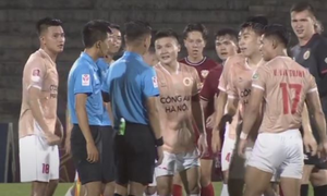 Cầu thủ CLB Công an Hà Nội quây trọng tài, phó đoàn có hành động lạ