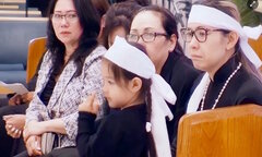 Bà xã Đức Tiến tiều tụy, khóc nghẹn trong tang lễ chồng