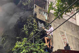 Thanh niên leo mái nhà phá lan can ban công, cõng 2 cô gái thoát khỏi đám cháy