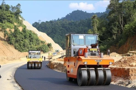 Di dời đường điện cao thế phục vụ thi công cao tốc Hòa Liên - Túy Loan