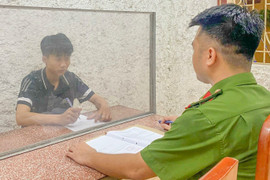 Nam thanh niên chạy xe máy không đội mũ bảo hiểm, tông thẳng vào CSGT