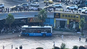 Xe buýt lao nhanh tông gãy rào chắn, rơi xuống sân ga