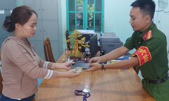 Nữ công nhân xúc động khi nhận lại chiếc ví đánh rơi 