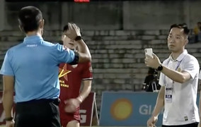 Phó đoàn CLB Công an Hà Nội giơ điện thoại quay trọng tài là phạm luật?