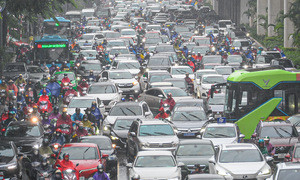 Mưa lớn đúng giờ đi làm, dân Thủ đô chật vật di chuyển đến công sở