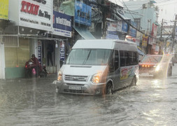 TP.HCM mưa trắng trời, chợ Thủ Đức lại ngập nặng