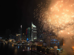 Pháo hoa, drone tạo hình rực rỡ đêm khai mạc Lễ hội sông nước TP.HCM 2024 