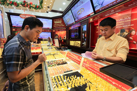 Giá vàng biến động mạnh, cửa hàng ở Hà Nội nhiều lúc ngừng bán