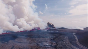 Cảnh tượng núi lửa phun trào dữ dội ở Iceland 