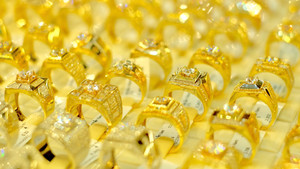 Giá vàng hôm nay 1/6: Giảm không phanh