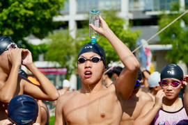 Đội nắng, chen chân xem giải bơi Lễ hội sông nước TP.HCM