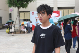 Vừa ra khỏi phòng thi chuyên Ngoại ngữ, nam sinh gọi mẹ báo 'con đỗ rồi'