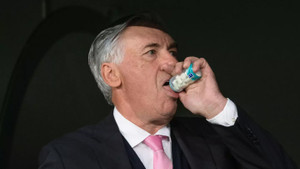 Kẹo cao su giúp HLV Ancelotti 'bách chiến bách thắng'