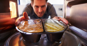 Có nên dùng màng bọc thực phẩm trong lò vi sóng?