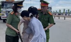 Cô gái trẻ ngất xỉu khi đi cùng đám đông theo ông Thích Minh Tuệ