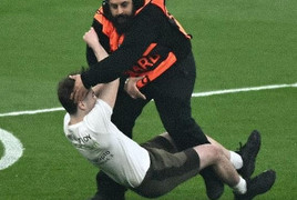 Kẻ bắt chước Ronaldo phá rối chung kết Cúp C1, làm hỏng kế hoạch 5 triệu USD