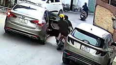 Mở cửa ô tô giữa đường, 2 người đi xe máy gặp nạn