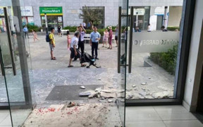 Bé trai 2 tuổi bị gạch rơi trúng đầu ở toà chung cư FLC Garden Hà Nội