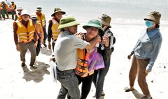 Cứu sống 4 ngư dân chìm tàu trên vùng biển Hoàng Sa