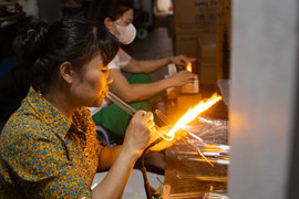 Nghề mưu sinh độc đáo ở Hà Nội: 'Ôm' lò lửa giữa nắng nóng để 'thổi' ra tiền