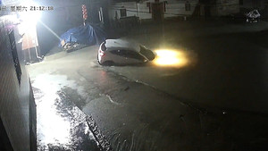 Nhầm đoạn đường ngập nước, tài xế lao ô tô xuống ao