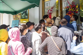 Người dân đổ xô mua, nhiều ngân hàng hết vàng sau ít phút mở bán