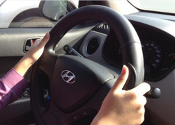 Xử lý thế nào khi xe đang chạy thì vô lăng bị khóa cứng?