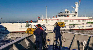 Philippines bác thông tin chĩa súng vào tàu hải cảnh Trung Quốc