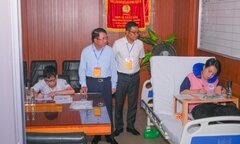 Một thí sinh làm bài vào lớp 10 trên cáng cứu thương