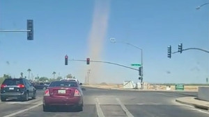 Lốc xoáy cao hàng chục mét xuất hiện giữa quốc lộ