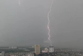 Người phụ nữ Hà Nội đi cắt rau bị sét đánh nguy kịch