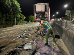 Công an Quảng Bình xúc cát ngăn dầu loang trên quốc lộ