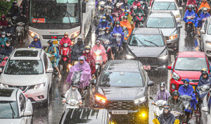 Giao thông Hà Nội hỗn loạn trong cơn mưa như trút nước