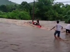 Cố vượt đập tràn, xe bán tải bị nước cuốn trôi