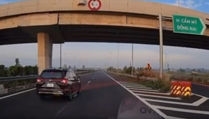 Xử phạt nữ tài xế lùi xe trên cao tốc TP.HCM - Long Thành - Dầu Giây