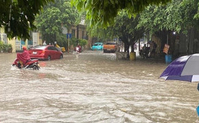 Hà Nội mưa trắng trời, sấm sét đùng đùng từ sáng sớm