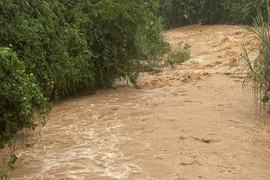 Đi trông ao cá, hai mẹ con ở Lào Cai bị lũ cuốn mất tích