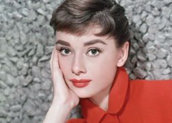 Vì sao màu son đỏ chưa bao giờ lỗi mốt?