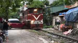 Tàu hỏa tông văng ô tô đỗ cạnh đường ray