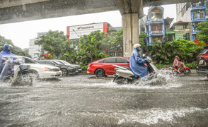 Hà Nội ngập như sông, ô tô, xe máy 'rẽ sóng' trên đường