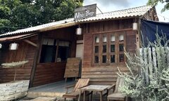 Ngồi uống cà phê, một giáo viên bị tấm bê tông rơi trúng người tử vong