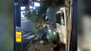 Xe trộn bê tông lao như tên bắn, người đàn ông thoát chết trong gang tấc