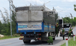 Phát hiện người đàn ông chết trong cabin xe tải đỗ bên đường