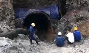 Tìm kiếm công nhân mất tích 4 ngày nghi rơi xuống 'hố tử thần'