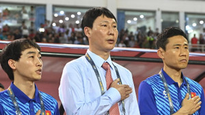 HLV Kim Sang-sik hát Quốc ca Việt Nam, đứng cả trận chỉ đạo cầu thủ